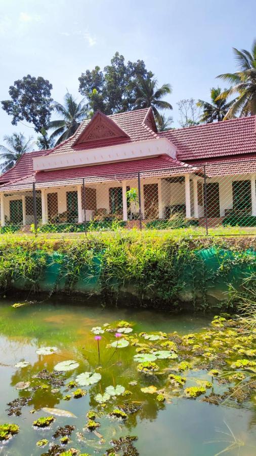 Hotel The Royal Island Mundrothuruth Exterior foto