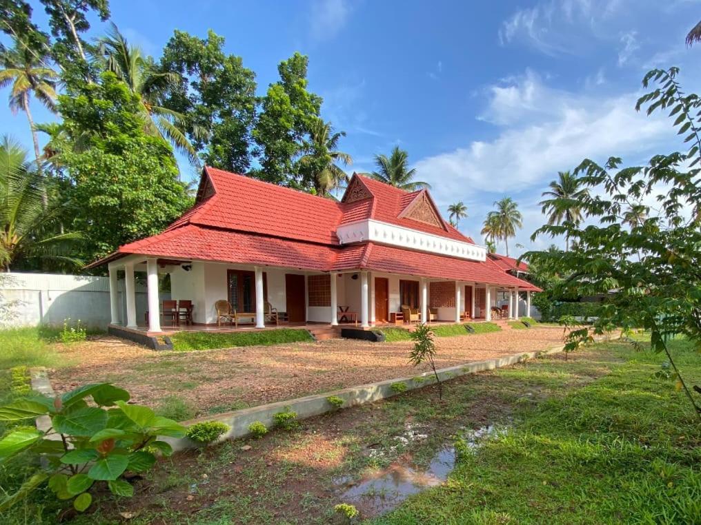 Hotel The Royal Island Mundrothuruth Exterior foto
